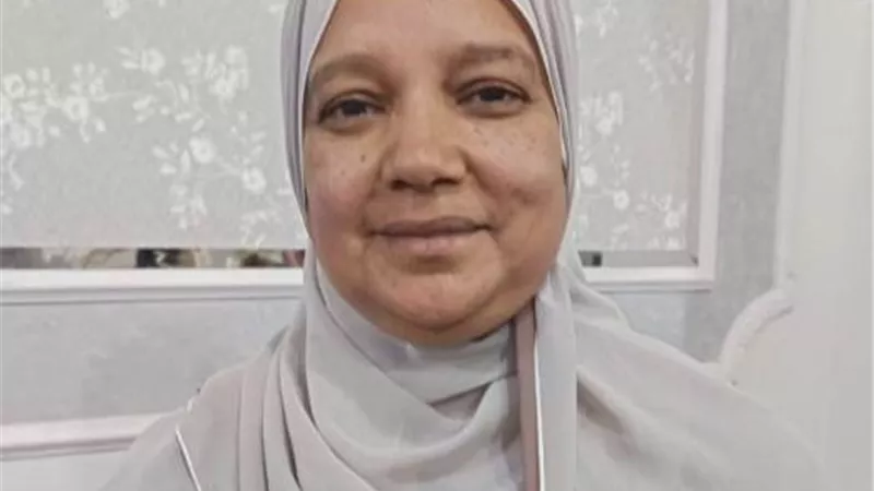 محافظ أسوان يقدم التهنئة للسيدة منى نجارلفوزها بلقب الأم المثالية