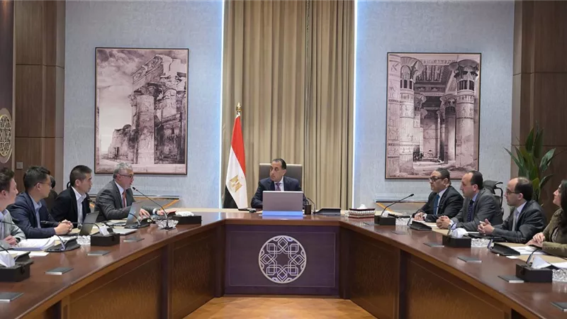 مدبولى يستعرض خطة إقامة مشروع لتوطين صناعة زجاج الألواح الشمسية