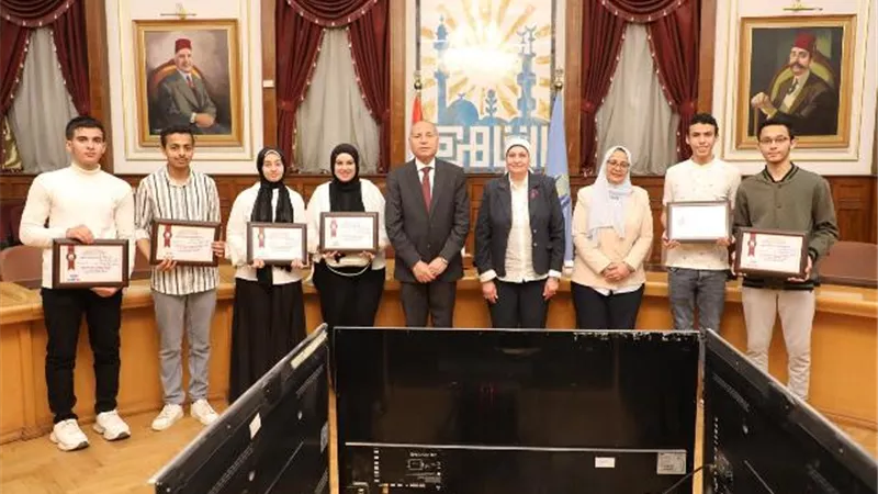 محافظ القاهرة يكرم الفائز بمسابقة اوائل الطلبة على مستوى الجمهورية