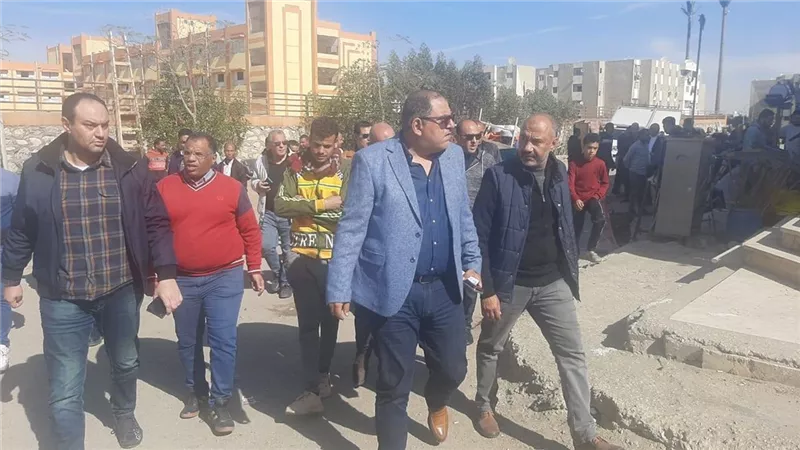 جهاز الشروق يغلق منشآت غير مرخصة ويصادر إشغالات.. صور