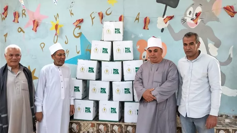 مائة ألف كرتونة غذائية .. الأوقاف ومصر الخير ترسّخان قيم التكافل