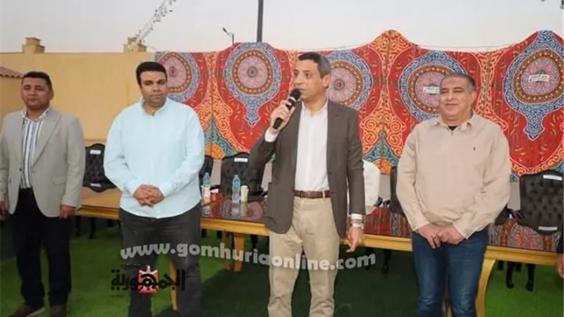 محافظ السويس يتناول طعام الإفطار مع عمال النظافة بشاطئ السوايسة