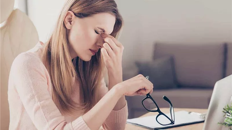 لماذا يختلف الشعور بالألم بين الرجال والنساء؟ دراسة تجيب