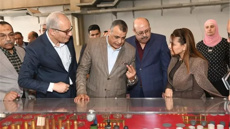 وزير الإنتاج الحربي يتفقد خطوط الإنتاج بمصنع 300 الحربي