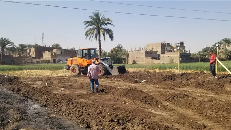 إزالة حالة تعدٍ على ١٥٠ مترا زراعيا بالقرنة غرب الأقصر