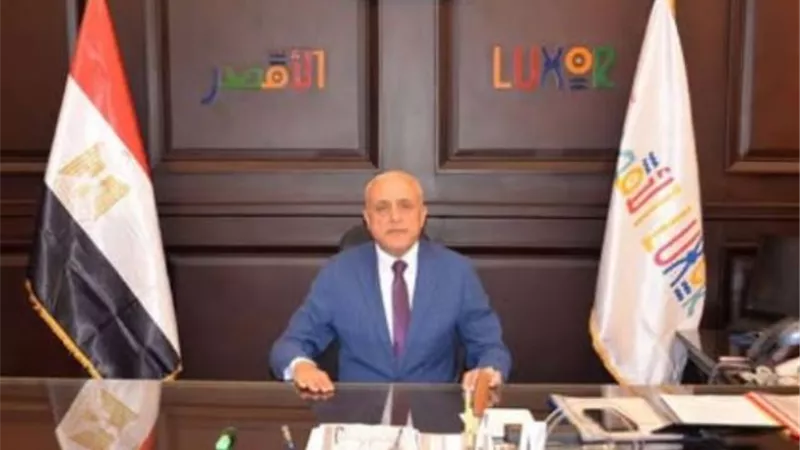 محافظ الأقصر يهنئ الدكتورة مريم على الأم المثالية على مستوى المحافظة