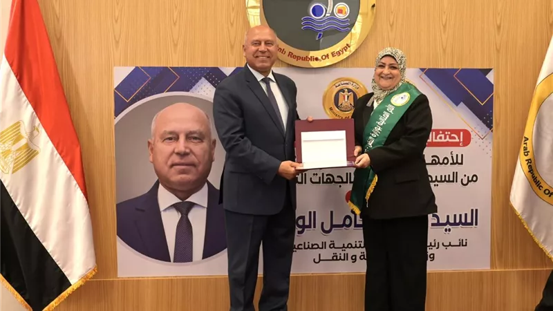 نائب رئيس الوزراء يكرم 52 سيدة من العاملات فى وزارتى الصناعة والنقل