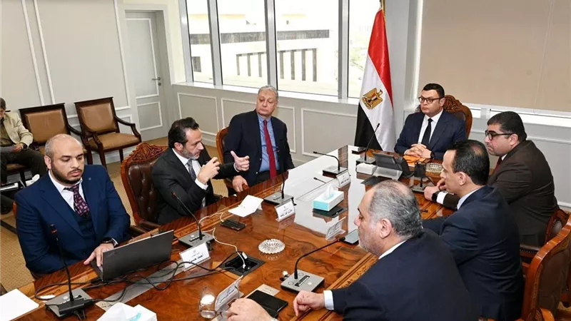 وزير الإسكان يستعرض مقترحًا لتنمية منطقة غرب رأس الحكمة