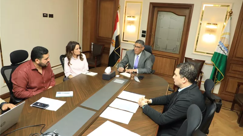 محافظ الجيزة يبحث موقف المشروعات التنموية والخدمية