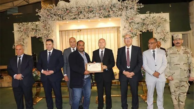 محافظ القاهرة يشارك مهندسى وعمال هيئة النظافة إفطارهم الجماعى
