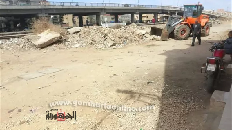 إزالة مخلفات البناء بشوارع كفر البطيخ