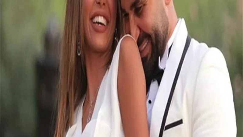أحمد سعد يهدي زوجته علياء بسيوني سيارة فارهة