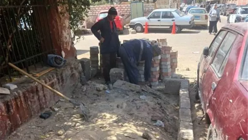 محافظ أسيوط يتابع ترميم أرصفة حي شرق بالإنترلوك