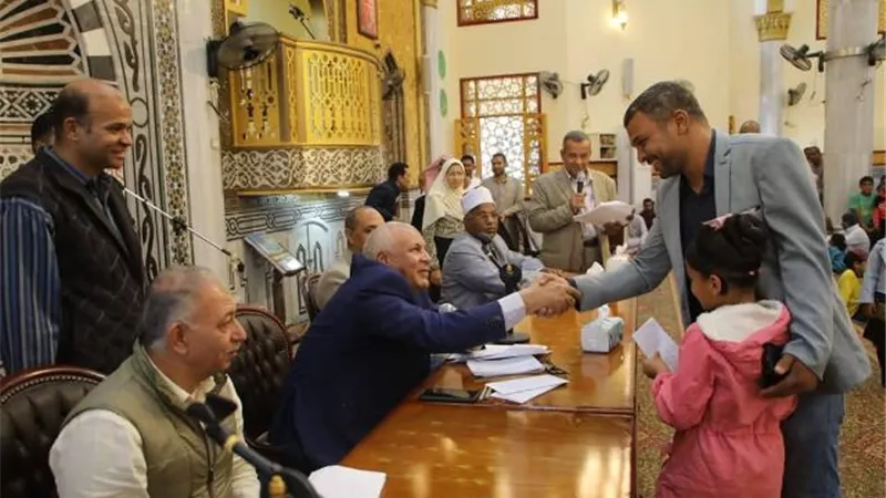 محافظ الوادى الجديد يمنح حفظة القرآن مليون جنيه ورحلات