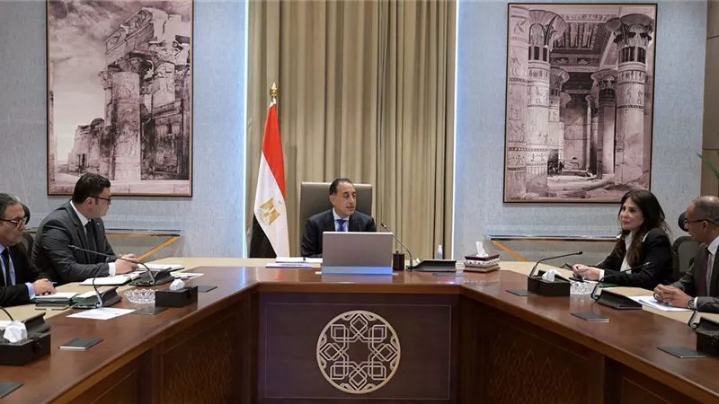 رئيس الوزراء يتابع الجهود الحكومية في ملف تحلية مياه البحر