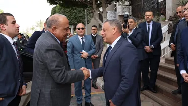 وزير الكهرباء يتفقد المشروعات الخدمية بالإسماعيلية..صور