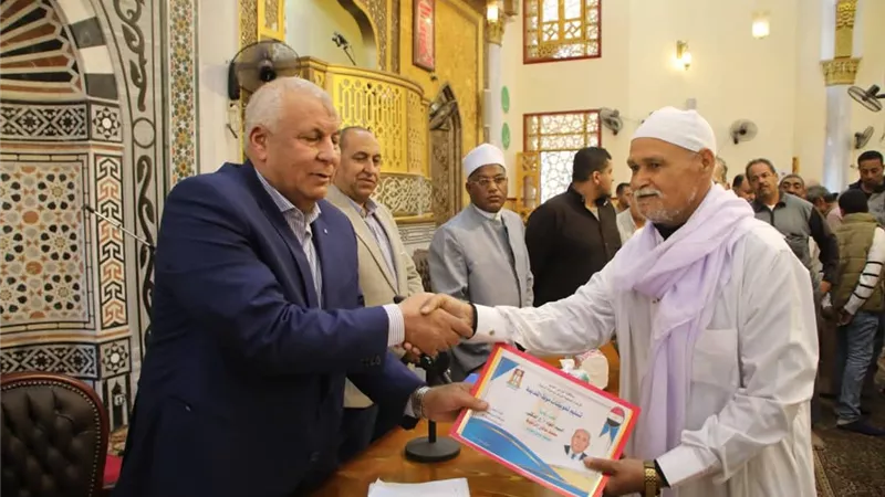 محافظ الوادي الجديد يسلم عقود تعويضات منطقة موط القديمة للاهالى