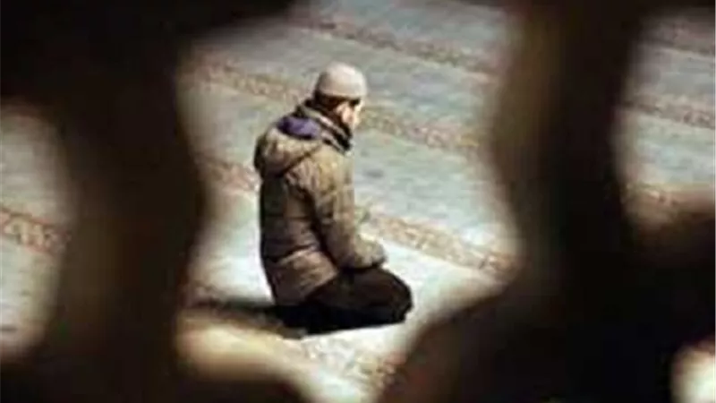 حكم تعطيل العمل وأخذ أجازة للتفرغ للعبادة فى العشر الأواخر