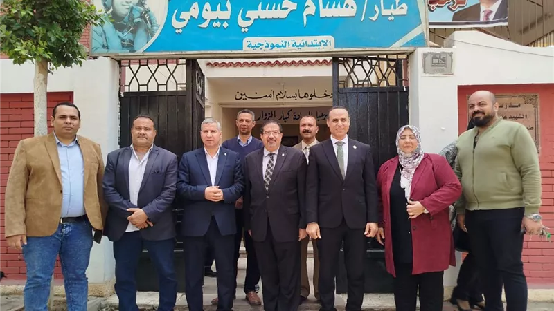 جميعه ورمضان وقيقةيتابعون فحص إبصار طلاب مدرسةهشام حسني بالزقازيق