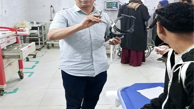 مدير مستشفي الداخلة ينقذ شاب من الموت المحقق بعد ابتلاعه دبوس 6 سم
