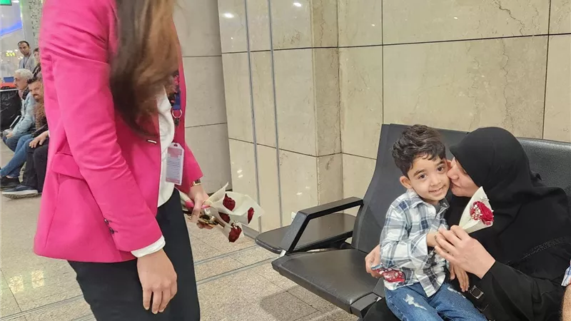بالورود..مطار القاهرة الدولى يشارك الركاب الاحتفال بعيد الأم..صور