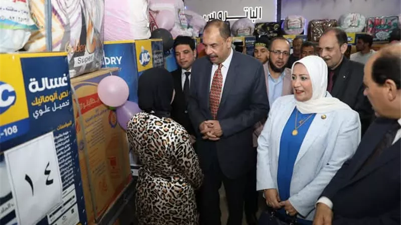 محافظ سوهاج يسلم 40 جهاز عروس للفتيات المقبلات على الزواج
