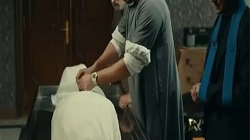 حكيم باشا الحلقة 21.. مصطفى شعبان يغسل عمه