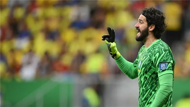 أليسون بيكر يغادر معسكر منتخب البرازيل ويعود إلى ليفربول