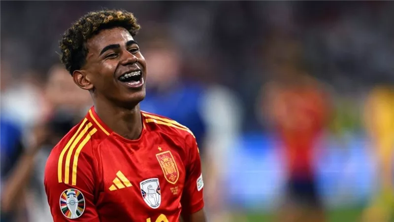 الصيام يتسبب فى خروج لامين يامال من تدريبات منتخب إسبانيا .. شاهد
