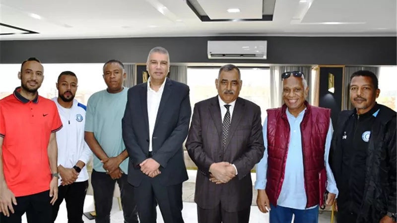 محافظ اسوان يؤكدللمجلس على تكاتف الجهود لعودة الفريق للممتاز