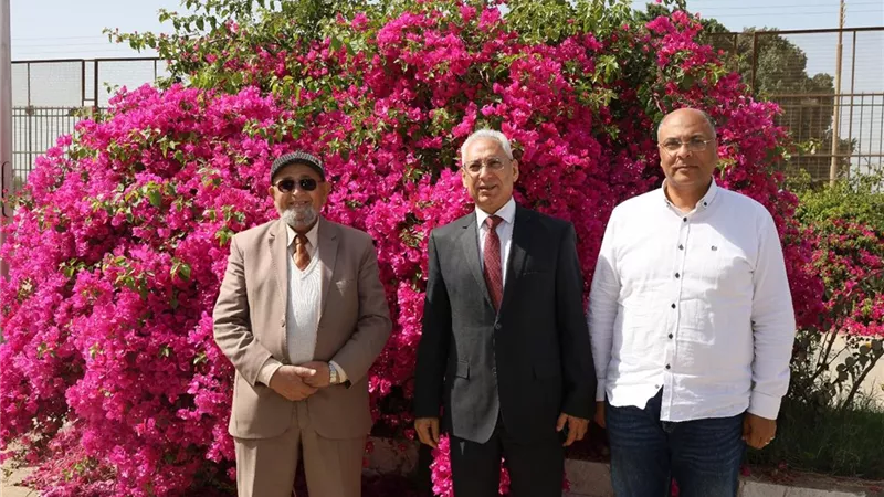 رئيس جامعة المنيا يتفقد مشروع الصوب الزراعية