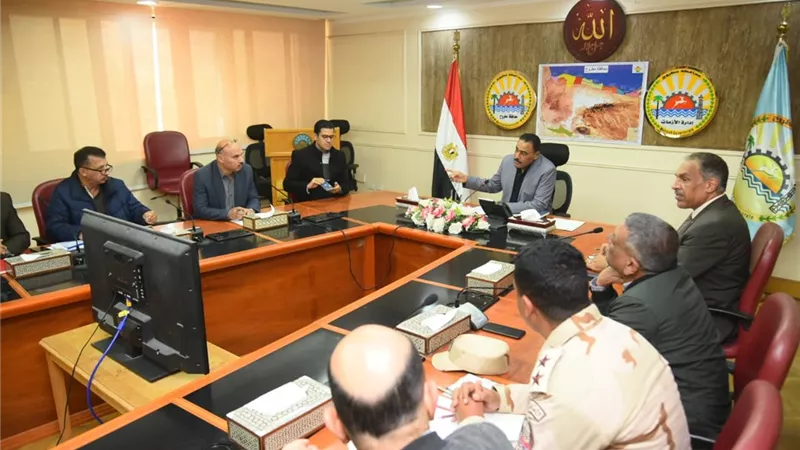 مطروح تناقش الإسراع في الانتهاء من أعمال مد شبكات البنية التحتية