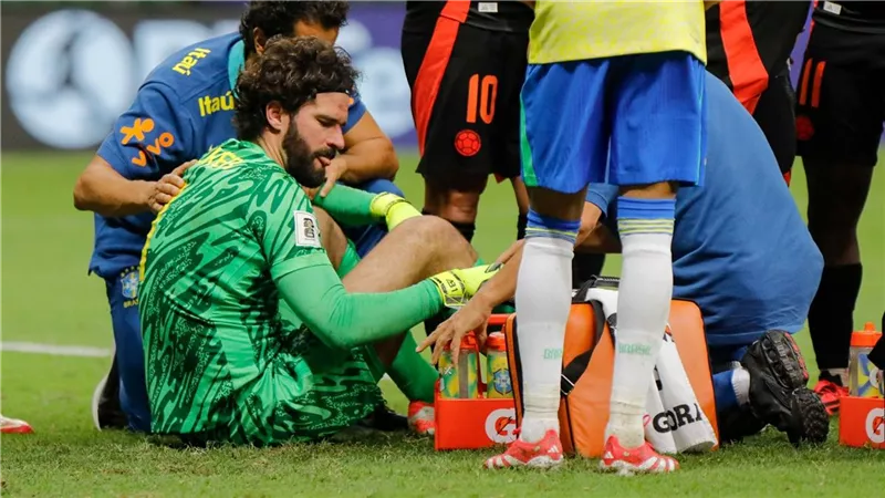 موقف أليسون من المشاركة مع ليفربول بعد إصابته مع منتخب بلاده