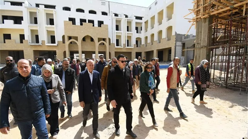 وزير الإسكان ومحافظ القاهرة يتفقدان مشروع حدائق 