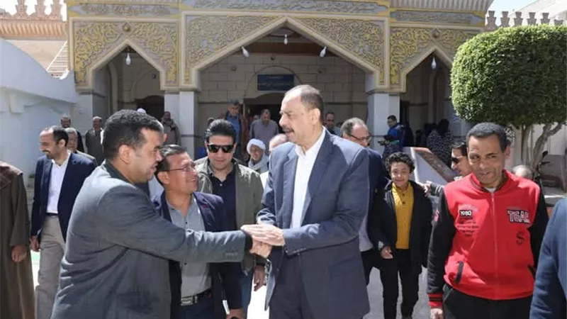 محافظ سوهاج يلتقي المواطنين عقب صلاة الجمعة..صور