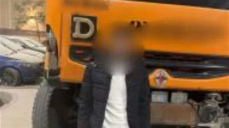بعد تداول الفيديو..الأمن يضبط ساىق نقل ألقى مخلفات بناء فى الشارع