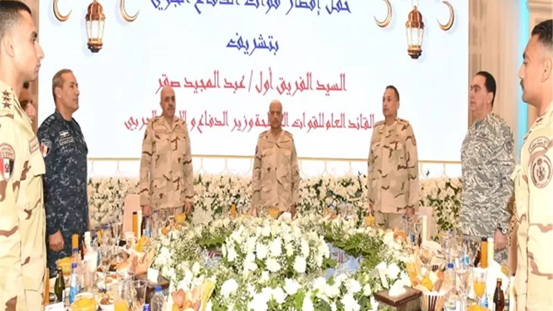 وزير الدفاع يشارك عدد من مقاتلى قوات الدفاع الجوى تناول وجبة الإفطار