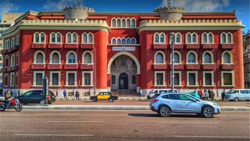 جامعة الاسكندرية تطبيق إجراءات السلامة أثناء أعمال صيانة منشأت