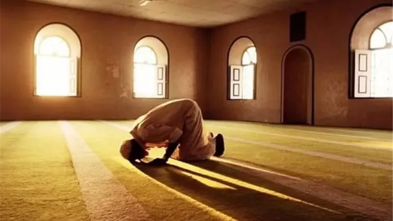 خروج المعتكف إلى العمل.. هل يؤثر على أجر الاعتكاف؟