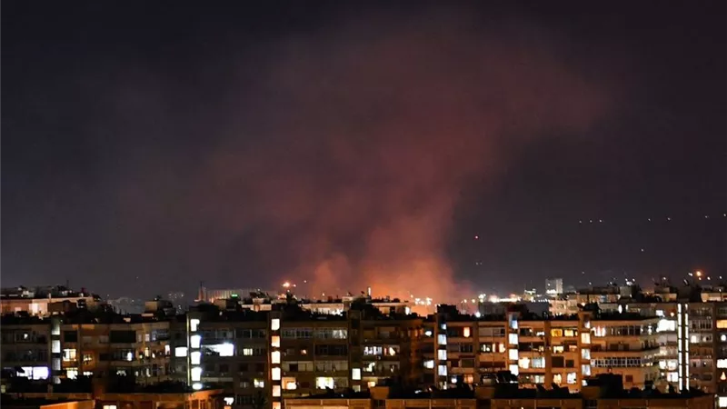 إعلام فلسطيني: غارة على دير البلح وسط قطاع غزة