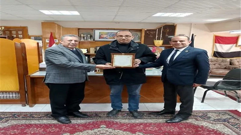 وكيل تعليم البحيرة يكرم مدير مركز التطوير التكنولوجى بالمديرية