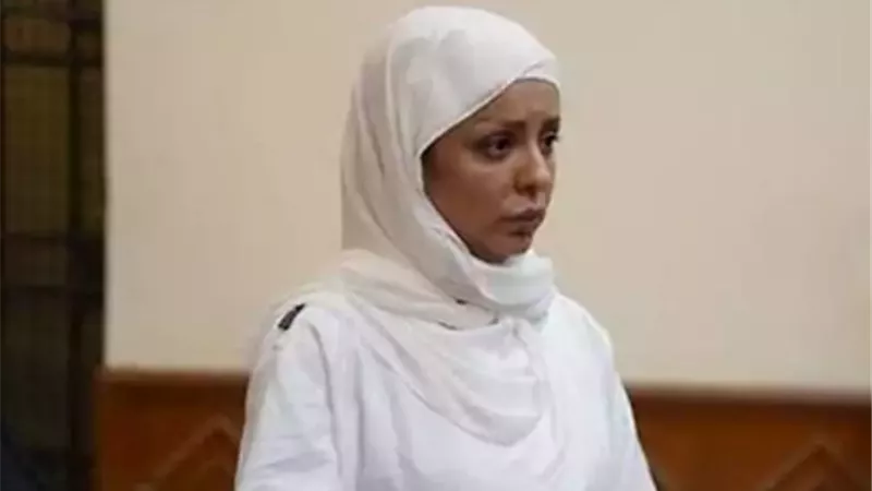 وصول مضيفة طيران التجمع المتهمة بإنهاء حياة ابنتها للمحكمة