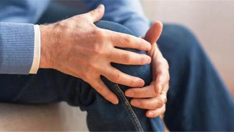 هل يؤثر تغير الطقس على المفاصل؟ طبيب يجيب