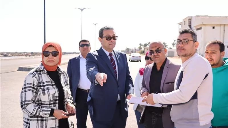 محافظ دمياط يتابع ميدانيا مشروع تطوير ورصف طريق شطا