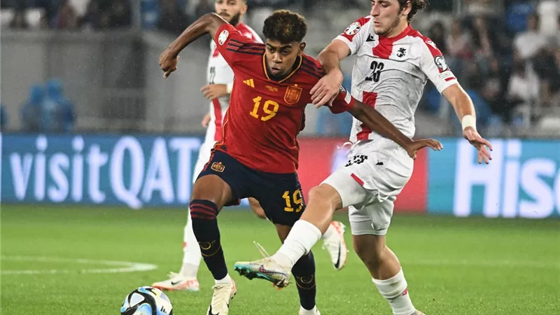 مدرب منتخب إسبانيا عن لامين يامال: قدم مباراة رائعة أمام هولندا