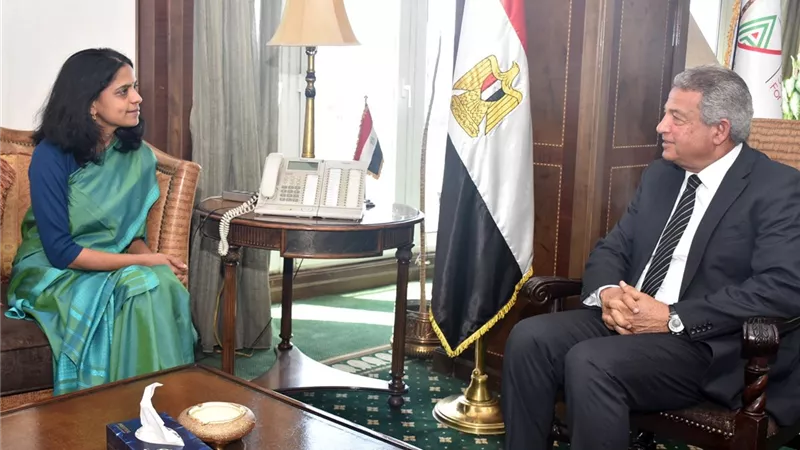 رئيس الأعلى للإعلام يلتقى القائم بأعمال سفير الهند ويتسلّم دعوة للمشاركة في 
