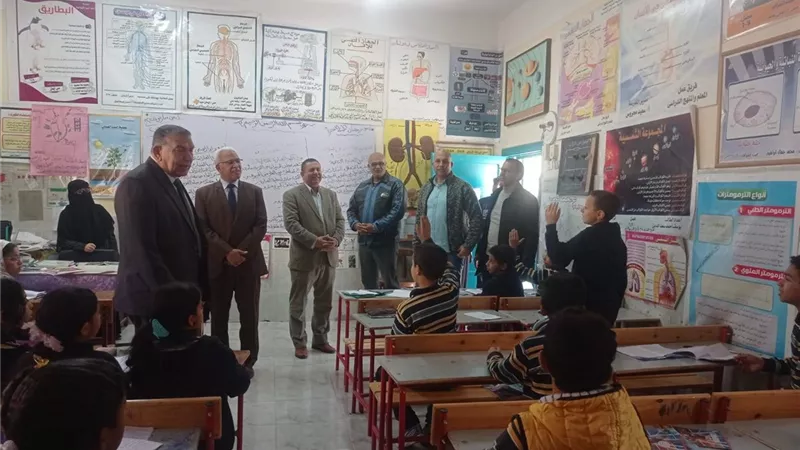 مدير تعليم الإسماعيلية يتفقد انتظام الدراسة بإدارة شمال ..صور