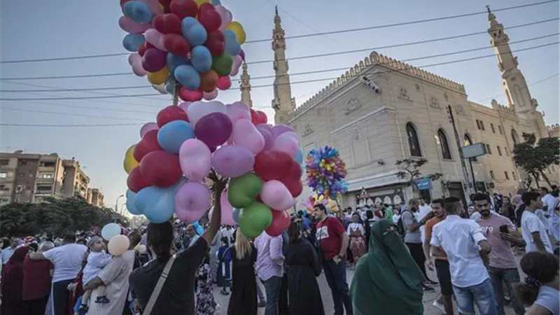 حكم خروج المرأة لأداء صلاة العيد .. الإفتاء تحسم الجدل