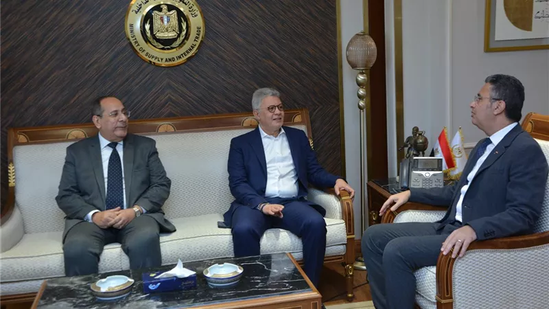 أيمن إسماعيل رئيسا لمجلس إدارة الشركة القابضة للصناعات الغذائية