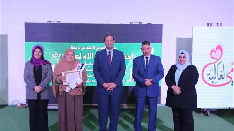 محافظ دمياط يُكرم الأمهات المثاليات و يشيد بقصص كفاحهن